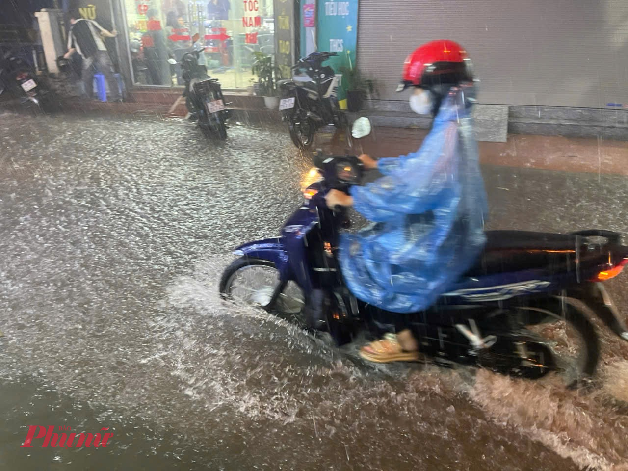 Người dân rất vất vả khi vượt qua các điểm ngập dưới trời mưa lớn.