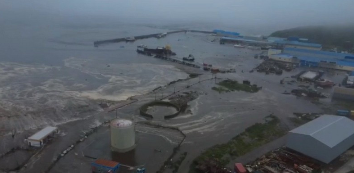 Sóng thần sau động đất gây ngập lụt tại thị trấn Severo-Kurilsk, Nga ngày 30/7/2025. (Ảnh: AA