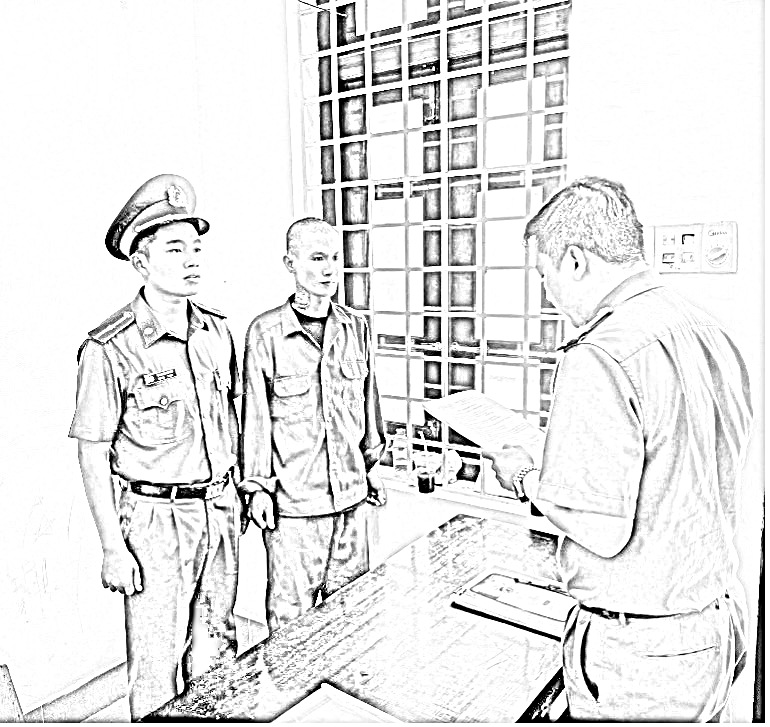 Công an đọc lệnh khởi tố đối với Phan Phú Vĩnh - Ảnh CACC