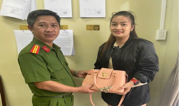 Chị Trần Thị Bích Trâm vui mừng nhận lại tài sản để quên tại công viên ở Phú Quốc - Ảnh CACC