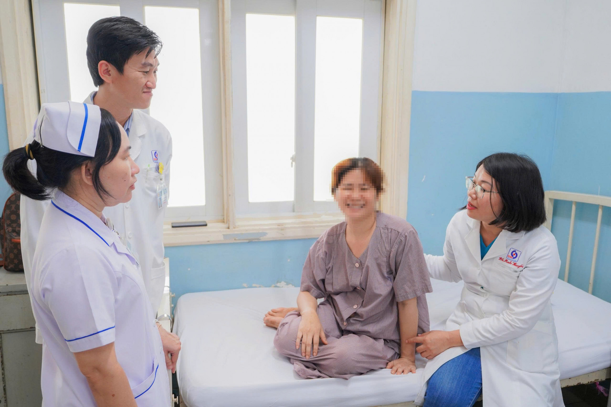 Các bác sĩ Bệnh viện Nhân dân Gia Định thăm hỏi, động viên chị T., ảnh BVCC