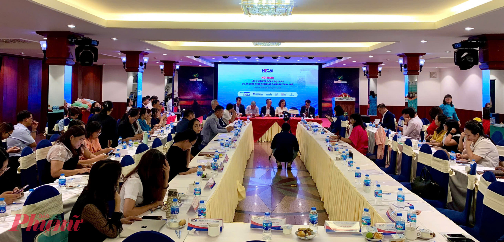 Thu nhập thấp nhưng phải đóng thuế quá cao Quang cảnh buổi hội nghị - Ảnh: Túc Hạ