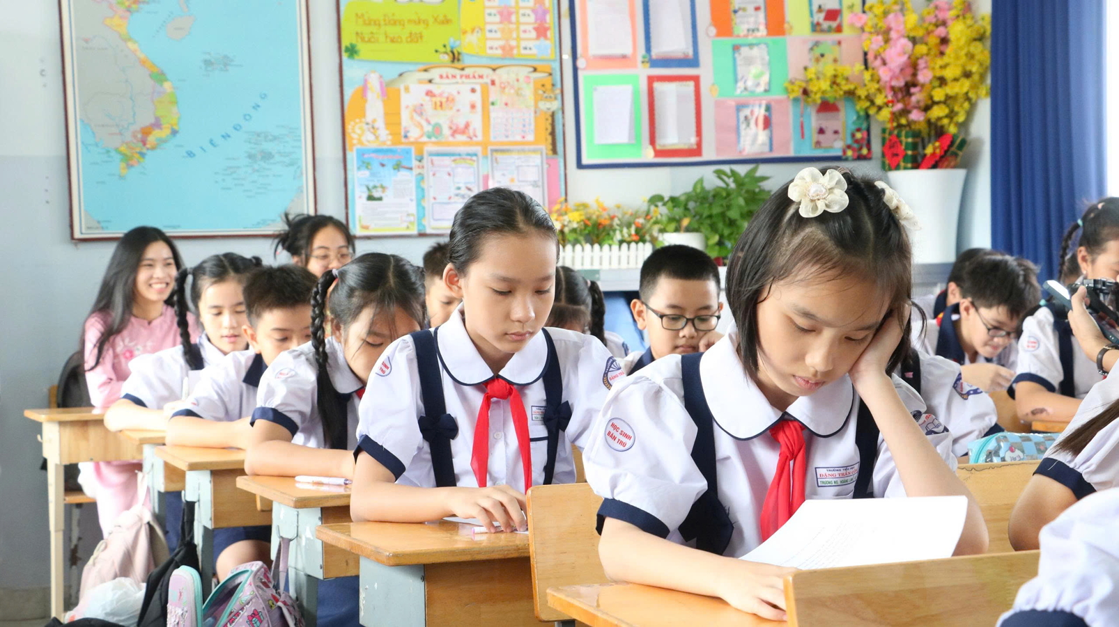 Học sinh lớp Năm Trường tiểu học Đặng Trần Côn (phường Vĩnh Hội, TPHCM) trong giờ học môn tiếng Việt
