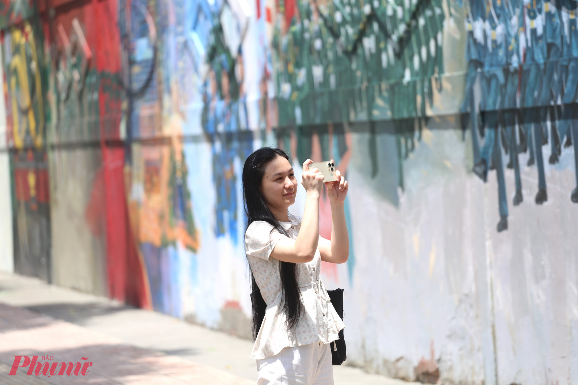 Chị Ngọc Mai (ngụ tại TPHCM) chia sẻ, bức tranh không chỉ gây ấn tượng bởi hình ảnh sống động, màu sắc hài hòa mà còn thể hiện được tinh thần sáng tạo và sự tâm huyết của các họa sĩ. Theo chị, đây không chỉ là một công trình nghệ thuật mà còn là cách truyền cảm hứng, gợi nhắc về những dấu mốc lịch sử quan trọng của đất nước.