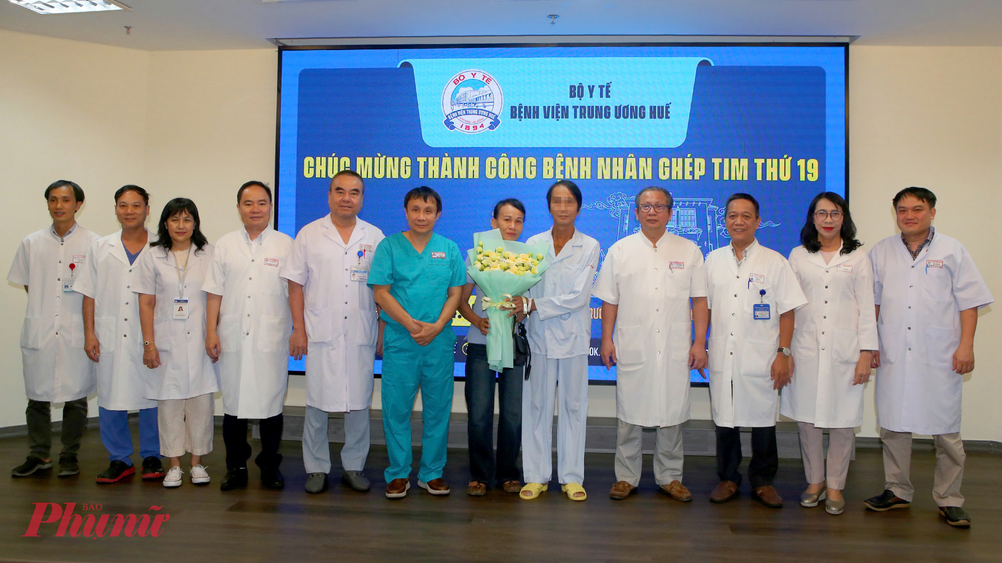 Lãnh đạo Bệnh viện Trung ương Huế tặng hoa chúc mừng bệnh nhân V.Đ.T xuất viện