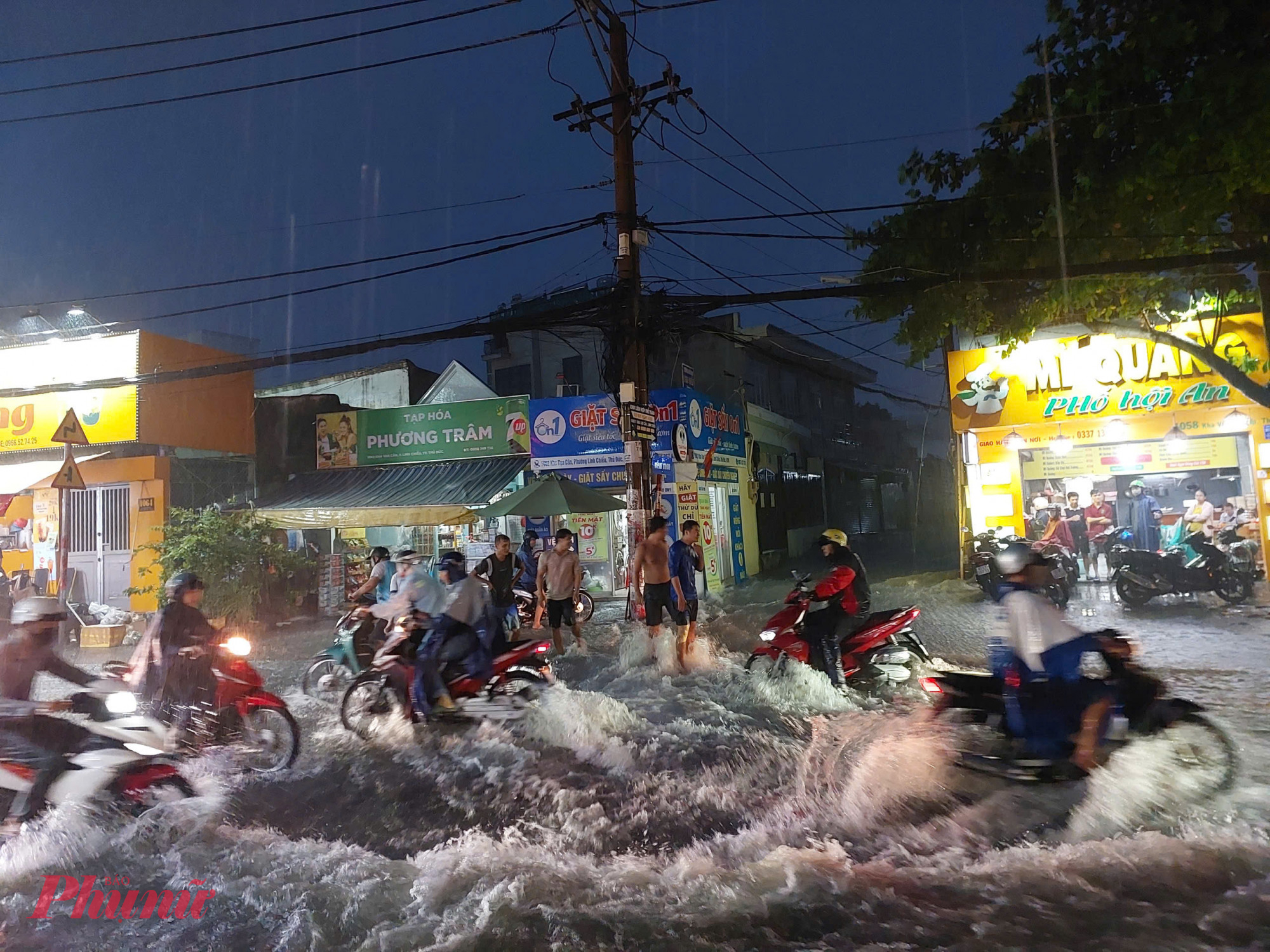 Đường Kha Vạn Cân, nước chảy siết.