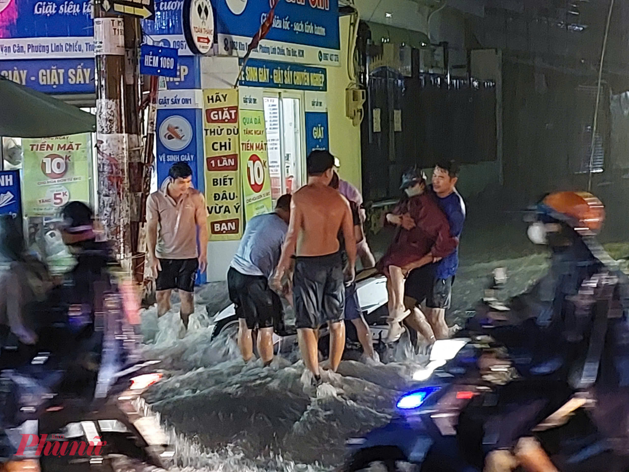 Một trường hợp được người dân ứng cứu.
