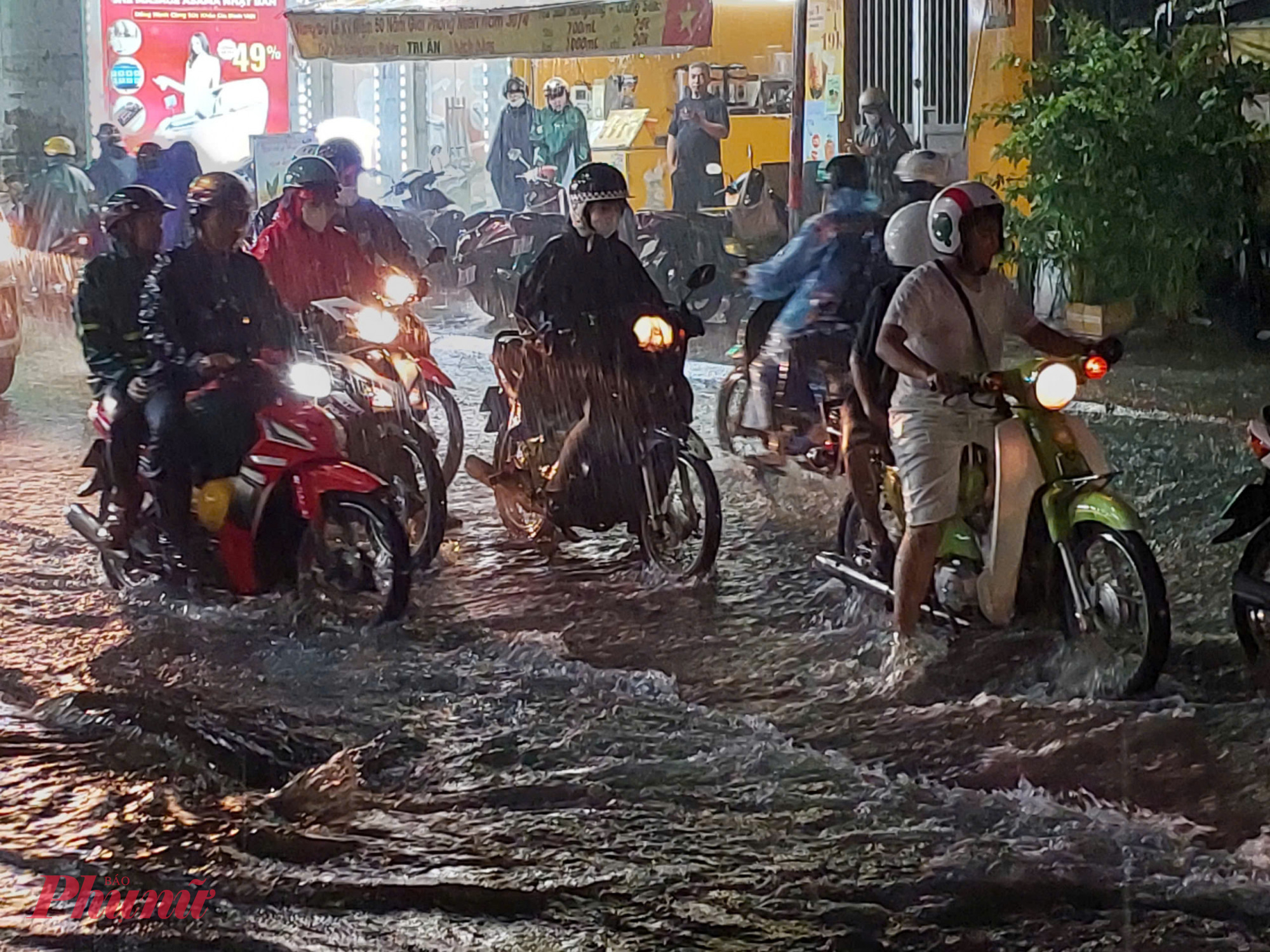 Việc đi lại của người dân gặp nhiều khó khăn.