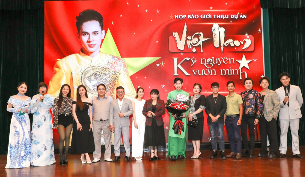 Ca sĩ Nguyên Vũ và ê-kíp dự án âm nhạc Việt Nam - Kỷ nguyên vươn mình