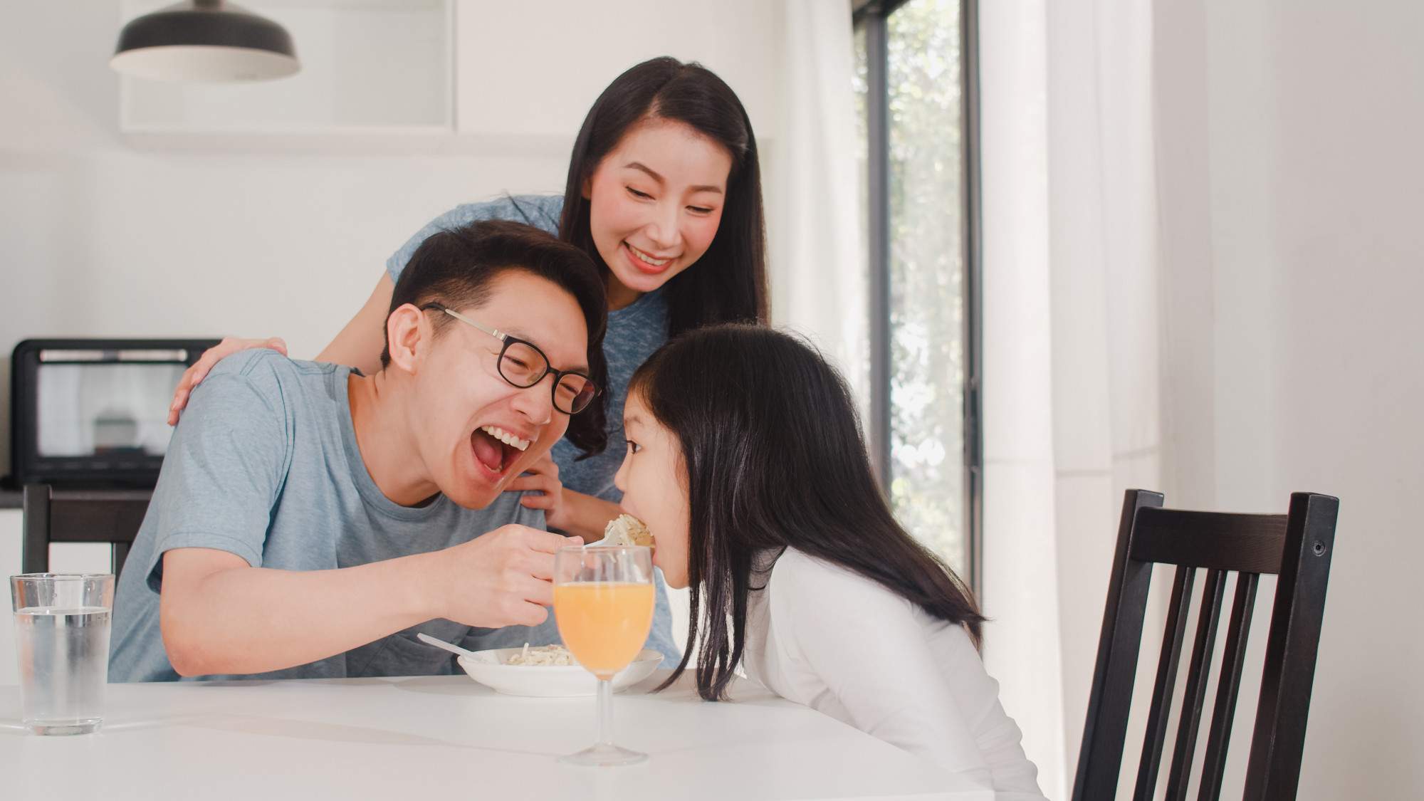 Hôn nhân không cần vỏ bọc, hôn nhân cần những đồng hành nhỏ bé ( Ảnh minh họa : Freepik)