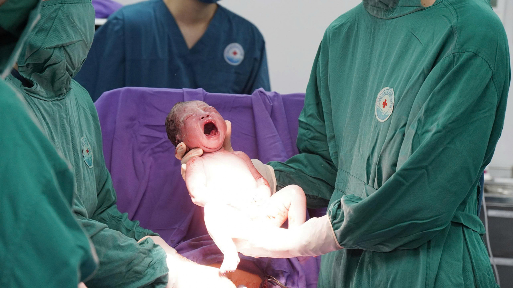 Cảm xúc vỡ òa khi em bé cùng mẹ vượt giông bão trong đêm đã chào đời khỏe mạnh - ảnh: N.T