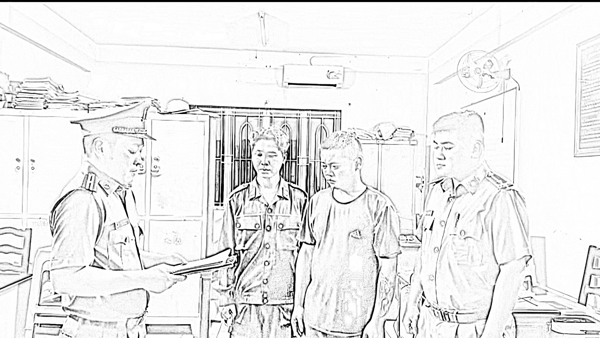 Công an đọc lệnh bắt giữ tài xế Nguyễn Thế NInh - Ảnh: CATPHCM