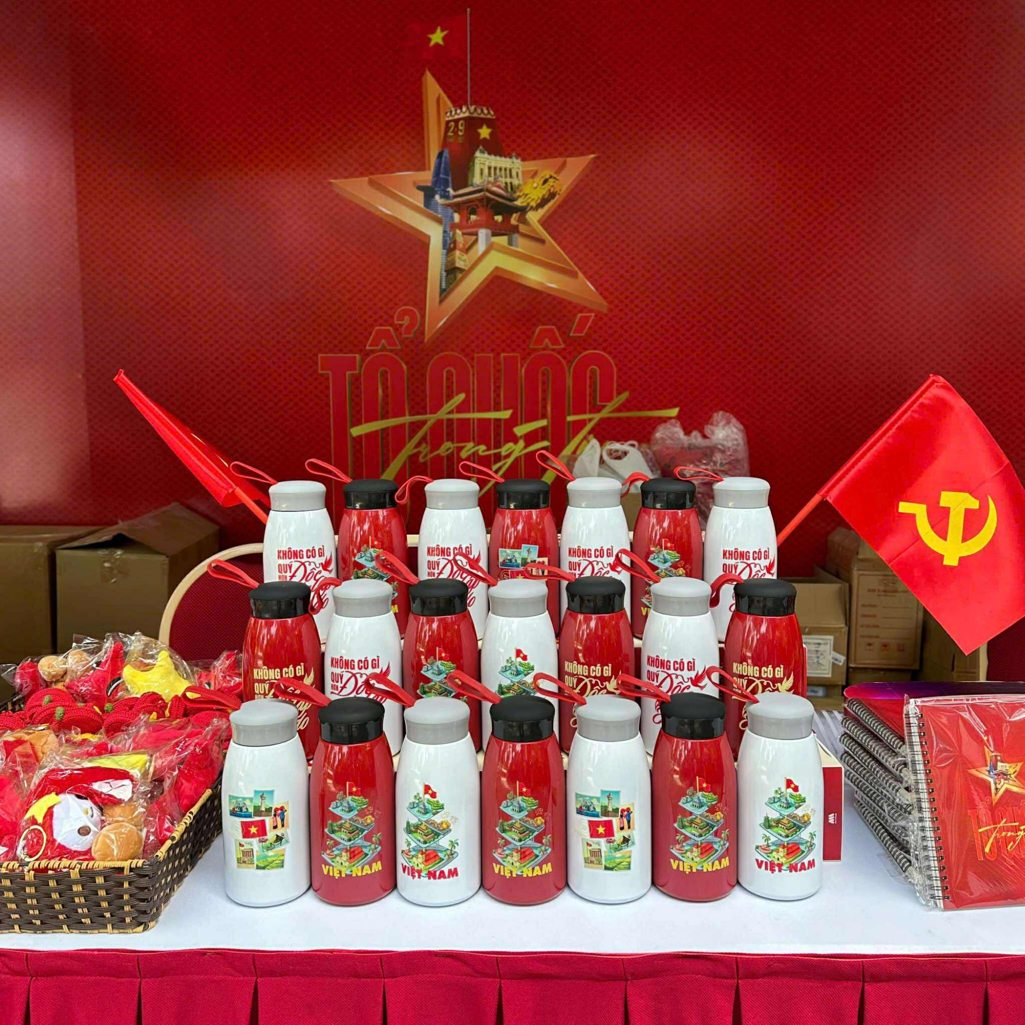 Bình nước trong bộ sản phẩm merchandise