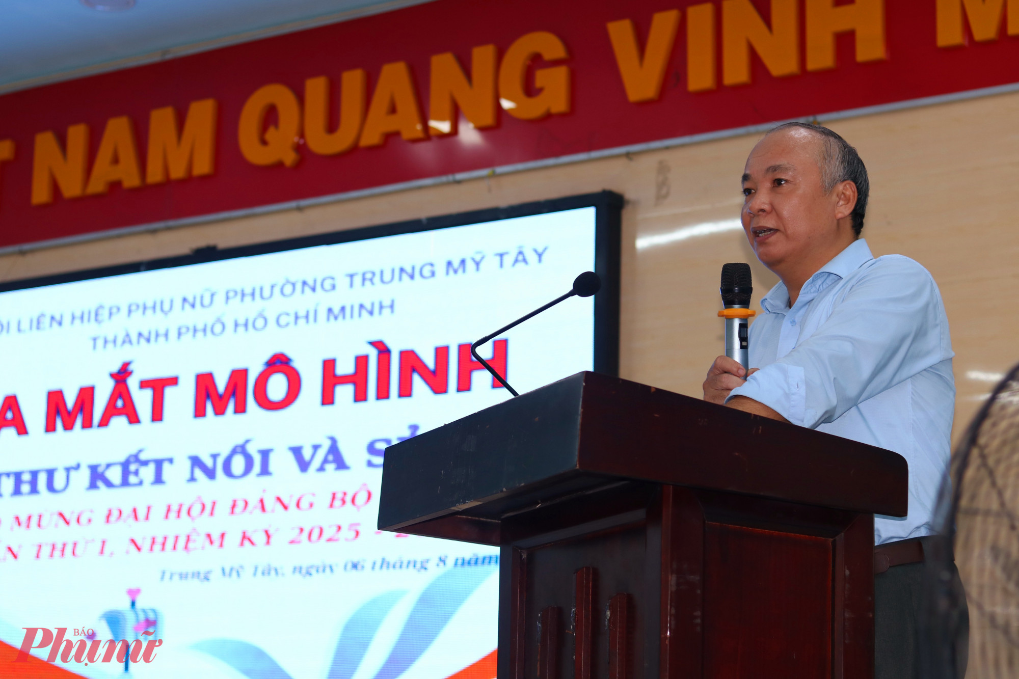 Đánh giá đây là mô hình có ý nghĩa thiết thực, ông Lê Văn Cường – Phó bí thư thường trực Đảng ủy phường Trung Mỹ Tây – đề nghị ban vận hành Hộp thư kết nối và sẻ chia thường xuyên kiểm tra, phân loại nội dung để đảm bảo tất cả ý kiến đều được lắng nghe, xử lý kịp thời. Ảnh: Mẫn Nhi