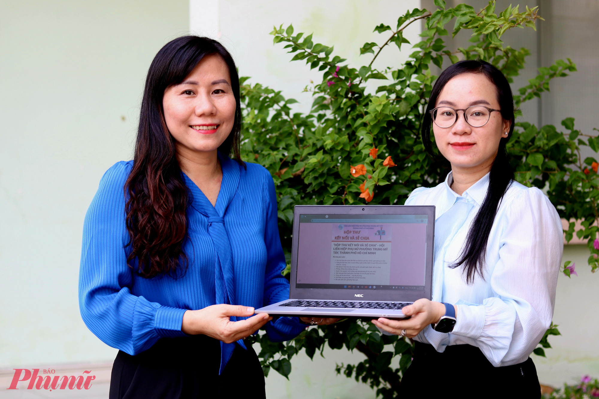 Bà Đặng Thị Kim Thoa – Phó chủ tịch Ủy ban MTTQ, Chủ tịch Hội LHPN phường Trung Mỹ Tây (bìa trái) và bà Nguyễn Thị Ngọc Loan – Phó chủ tịch Hội LHPN phường Trung Mỹ Tây – là 2 thành viên ban vận hành mô hình Hộp thư kết nối và sẻ chia. Ảnh: Mẫn Nhi