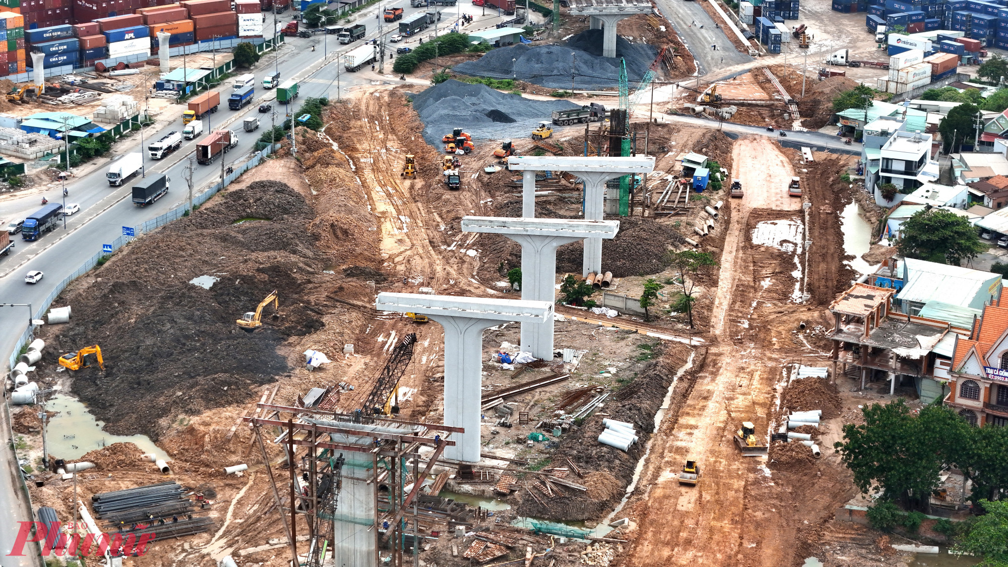 Tính đến thời điểm hiện tại, toàn dự án đạt 42,42% khối lượng, chậm 8,55% so với kế hoạch. Riêng nút giao Tân Vạn (thuộc gói thầu XL1) mới hoàn thành khoảng 23,7% khối lượng công việc.