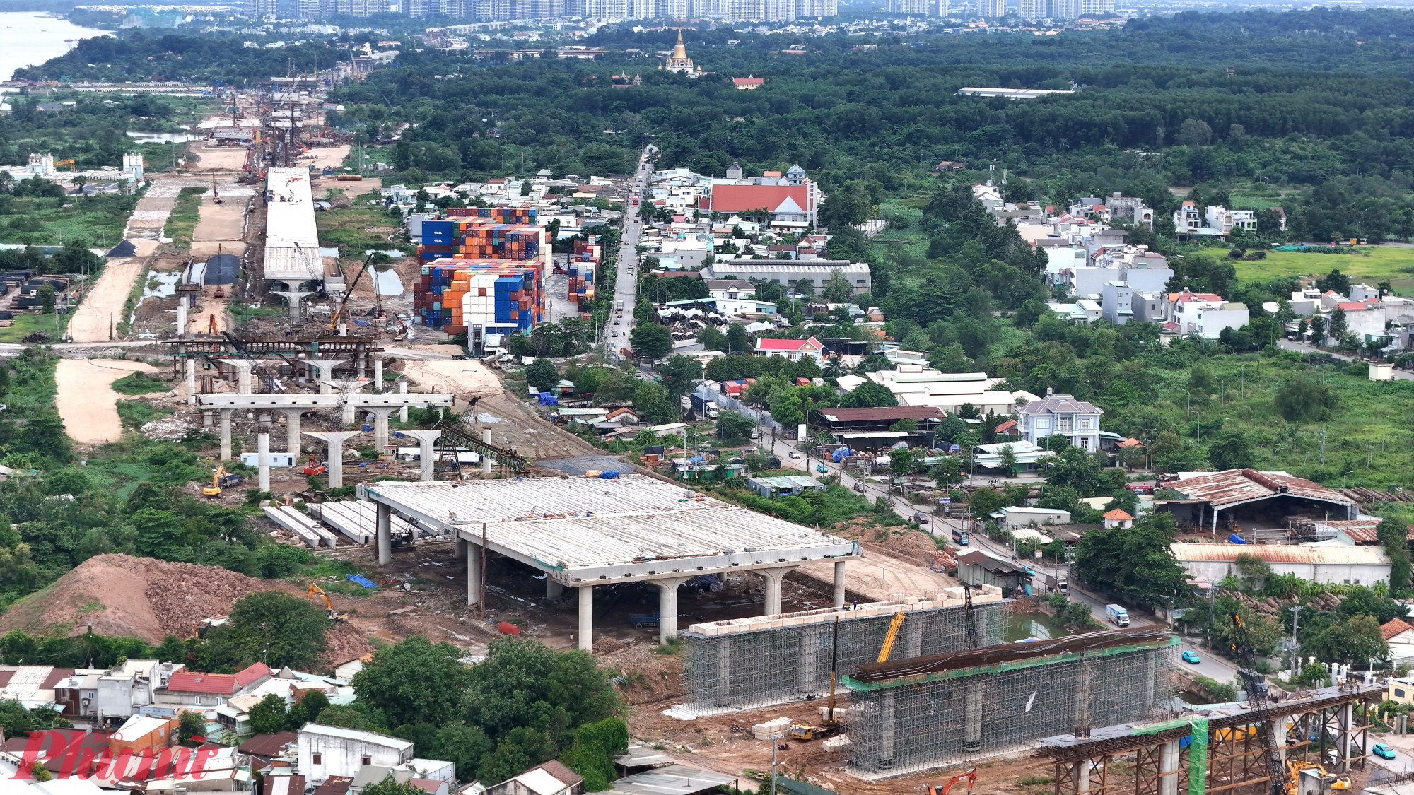 Ban Quản lý Dự án đầu tư xây dựng công trình giao thông TPHCM cho biết, đoạn Vành đai 3 đi qua tỉnh Bình Dương cũ dài 26,6 km, gồm 4 gói thầu xây lắp và dự kiến sẽ thông xe kỹ thuật vào cuối năm 2025. 