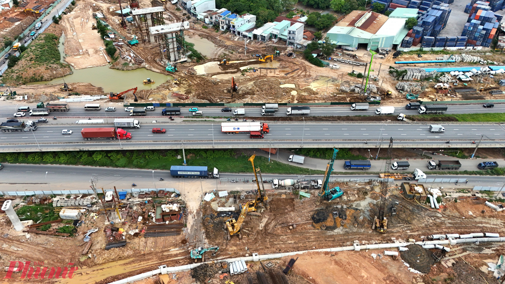 Trên công trường, công nhân tất bật, máy móc vận hành suốt ngày đêm để giữ tiến độ thi công.