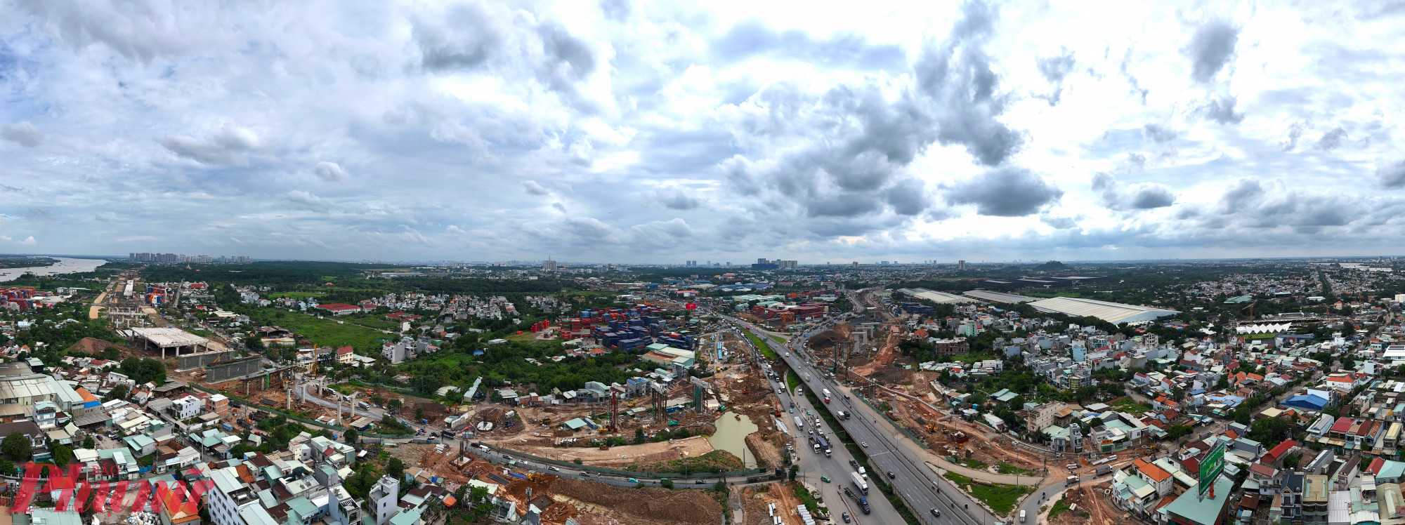 Nút giao Tân Vạn (gói thầu XL1) dài trên 2,5km (từ km25+990 đến km28+383), thuộc dự án thành phần 5 của đường Vành đai 3 TPHCM. Điểm đầu tuyến đi qua địa phận tỉnh Bình Dương cũ, được khởi công từ tháng 4/2024 và dự kiến hoàn thành vào tháng 12/2026. Gói thầu có tổng vốn gần 2.000 tỉ đồng, do liên danh 7 nhà thầu thực hiện. 