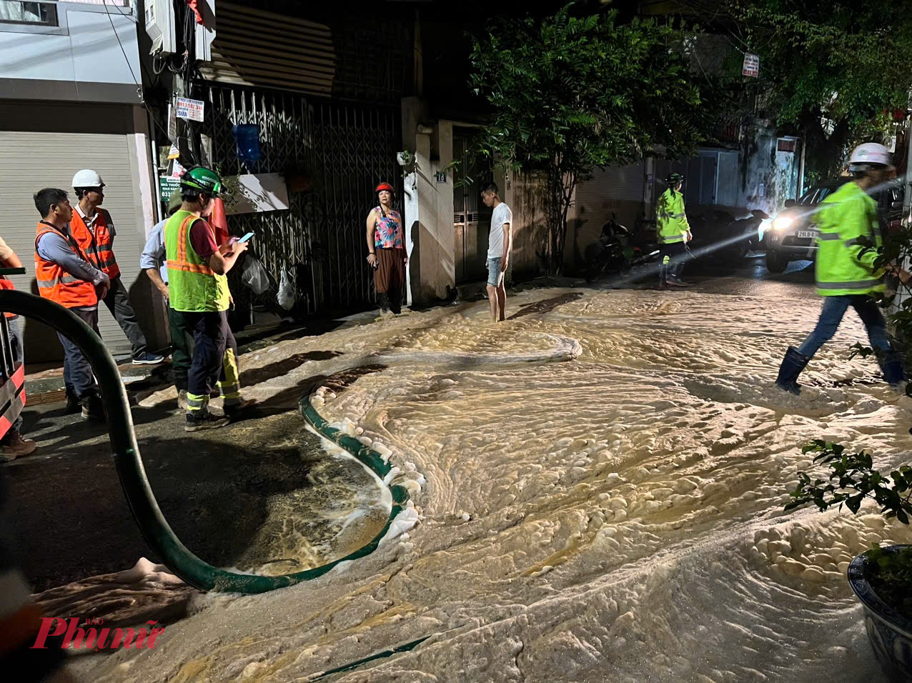 Bùn bắt đầu phun tràn trong đêm.