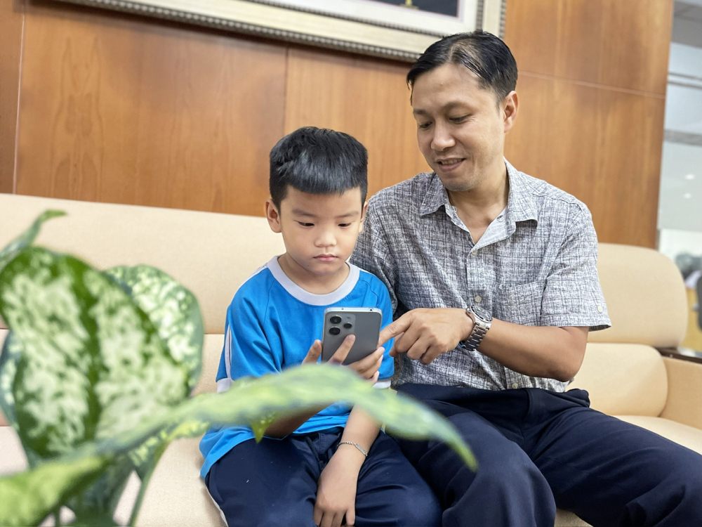 Giúp con an toàn khi online Cha mẹ cần dành thời gian trò chuyện, hướng dẫn con sử dụng mạng internet  sao cho an toàn - ẢNH: NHÃ CHÂN