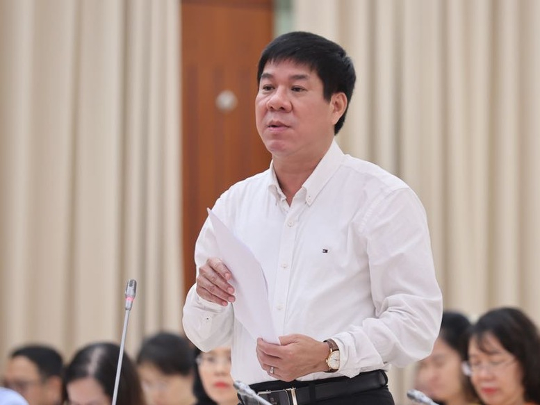 Ông Huỳnh Văn Chương, Cục trưởng Cục Quản lý chất lượng, Bộ Giáo dục và Đào tạo, trả lời câu hỏi của phóng viên về đề xuất liên quan đến kiểm định chương trình đại học trong dự thảo Luật Giáo dục đại học (Ảnh: Nhật Bắc)
