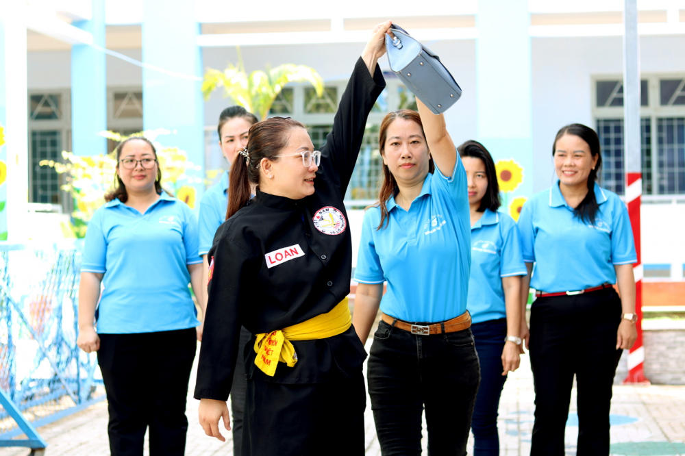Chị Nguyễn Thị Kim Loan - Chủ nhiệm Câu lạc bộ Võ thuật nữ Long Bình -  hướng dẫn chị em một số động tác tự vệ khi gặp tình huống bị kẻ gian giật túi xách