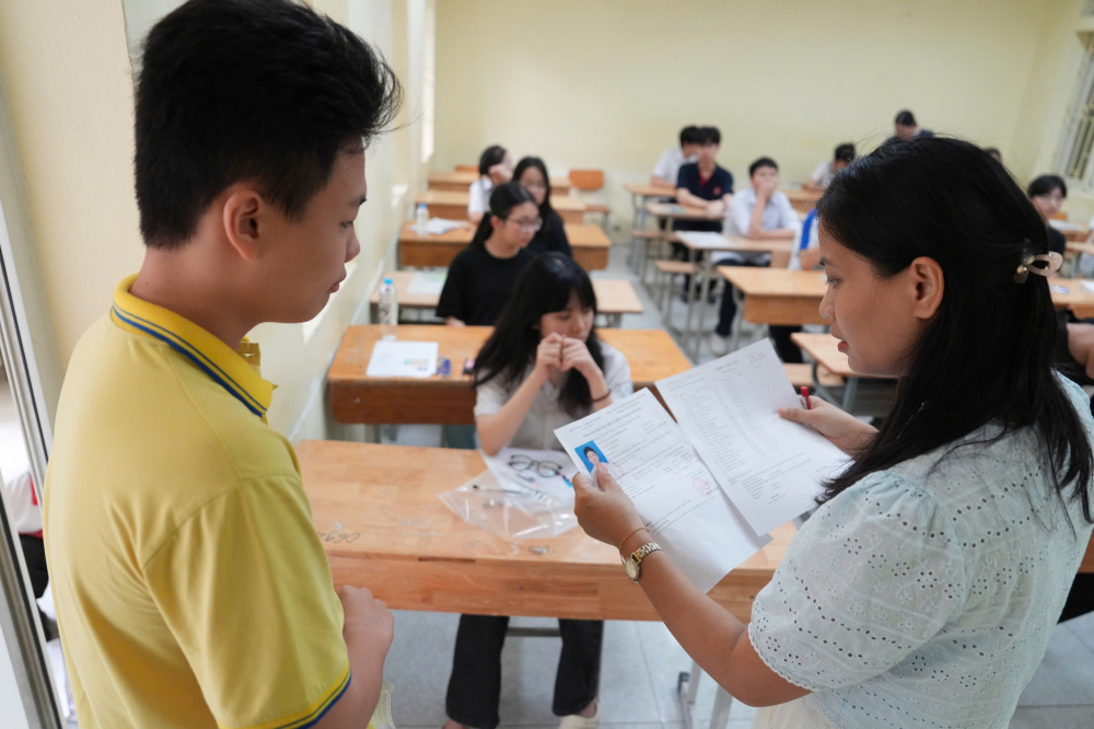 Thí sinh làm thủ tục dự thi kỳ thi THPT Quốc gia 2025 (Ảnh: Bảo Khang)