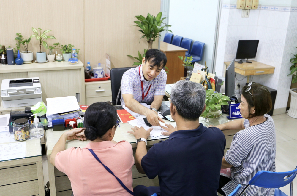Các chuyên viên Phòng công chứng số 1 hướng dẫn người dân làm hồ sơ.  Phòng này có đầy đủ thiết bị công nghệ để đáp ứng yêu cầu công chứng điện tử