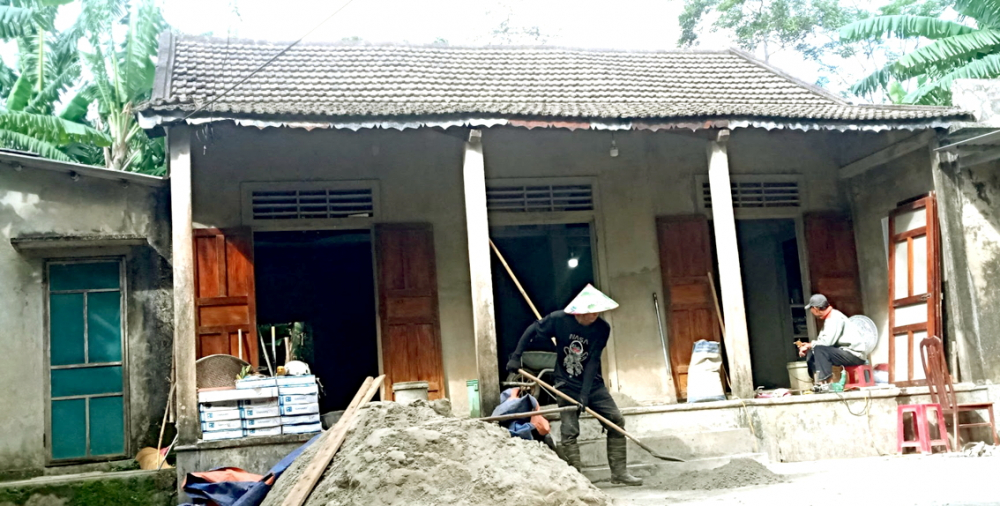 Ngôi nhà đang được sửa sang