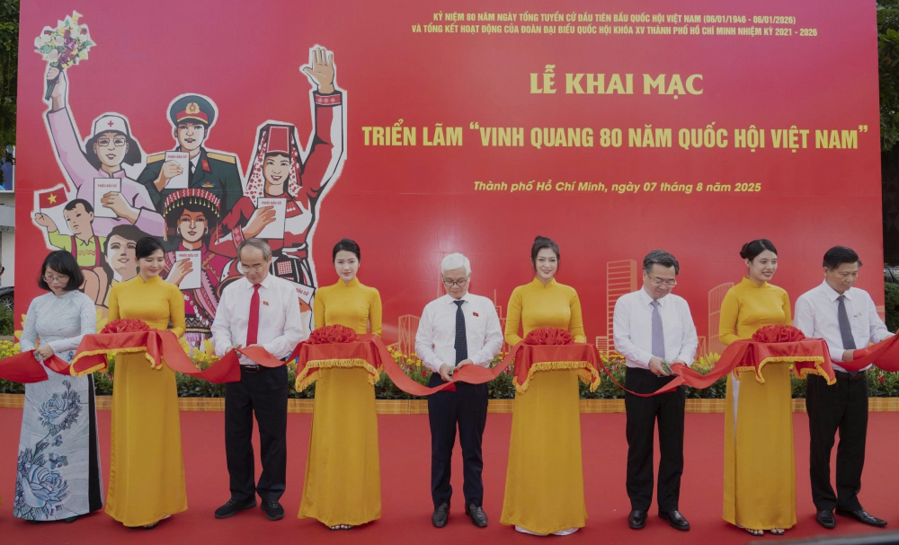 Dự lễ khai mạc có nguyên Ủy viên Bộ Chính trị, nguyên Bí thư Thành ủy TP.HCM Nguyễn Thiện Nhân; Ủy viên Trung ương Đảng, Trưởng đoàn đại biểu Quốc hội (ĐBQH) khóa XV TP.HCM Nguyễn Văn Lợi; Ủy viên Trung ương Đảng, Phó Bí thư Thường trực Thành ủy TP.HCM Nguyễn Thanh Nghị. - Ảnh: Quốc Thanh