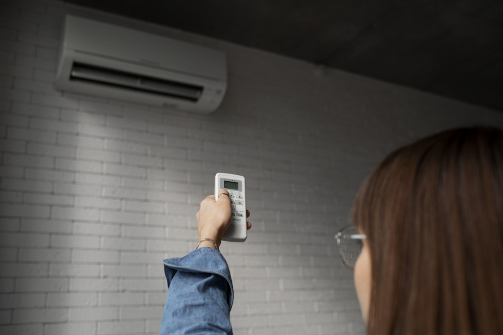 Nếu bạn vắng nhà dưới 4 tiến, tắt máy lạnh có thể tiêu tốn nhiều điện hơn - Ảnh: Freepik