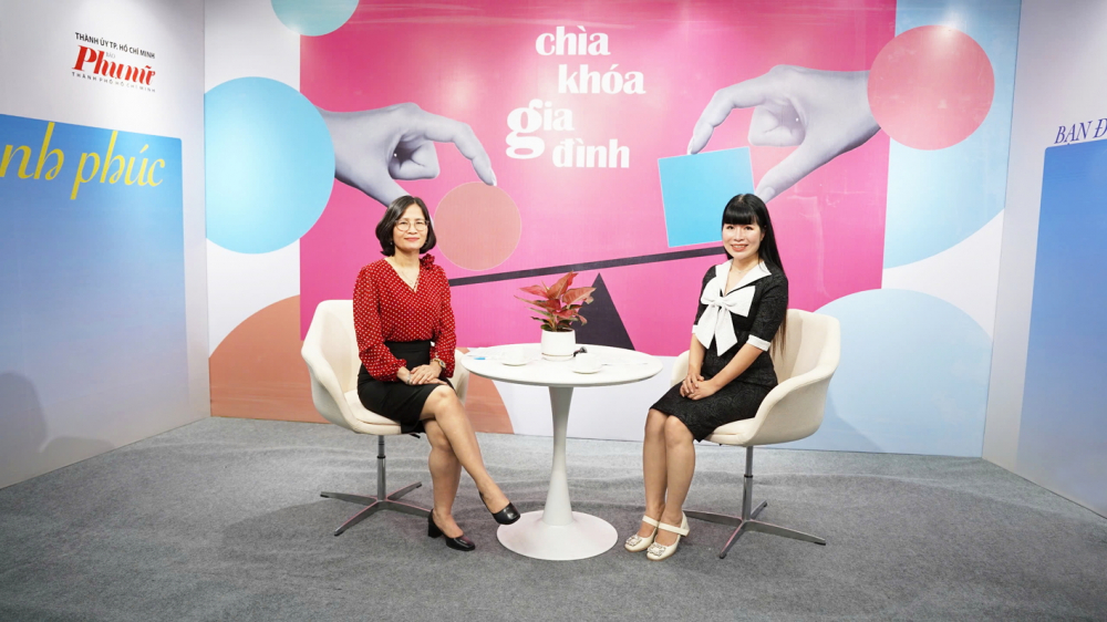 Người dẫn chương trình Thi Thảo cùng luật sư Phan Thị Diễm Hương (trái)  tại talk show Một ngày không có pháp luật, gia đình còn lại gì? - ẢNH: KHOA NAM