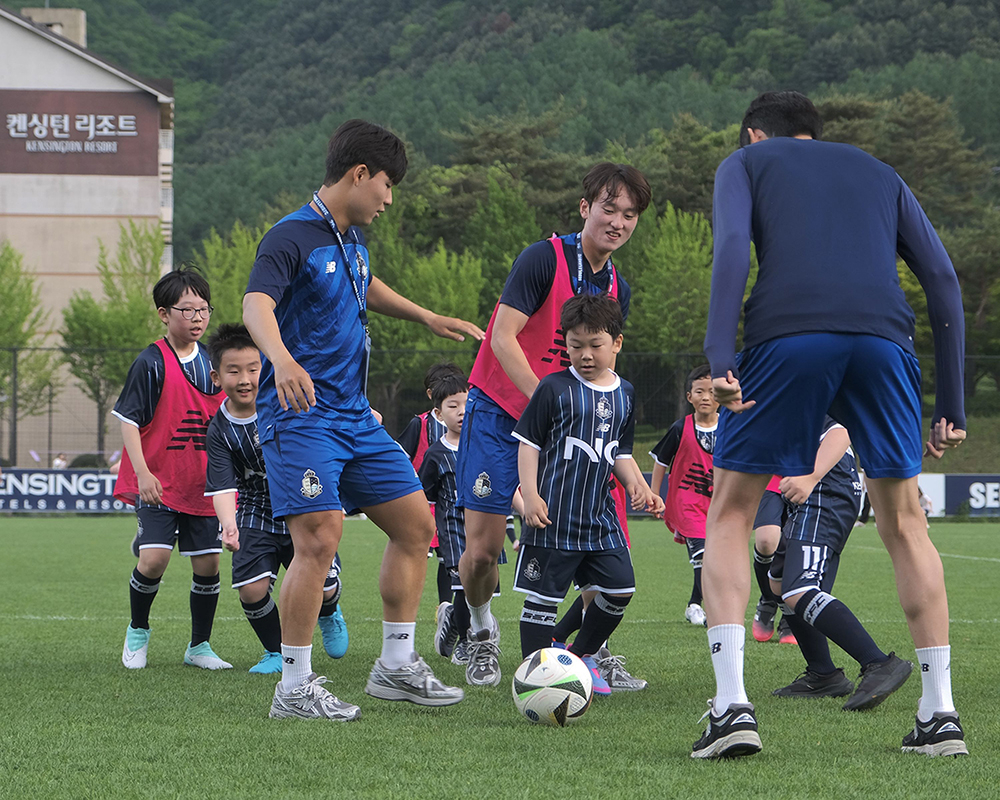 Trẻ em chơi bóng đá cùng các cầu thủ Seoul E-land FC trong chương trình bóng đá 1 ngày của khách sạn nghỉ dưỡng Kensington Resort Gapyeong - Ảnh” KENSINGTON RESORT GAPYEONG