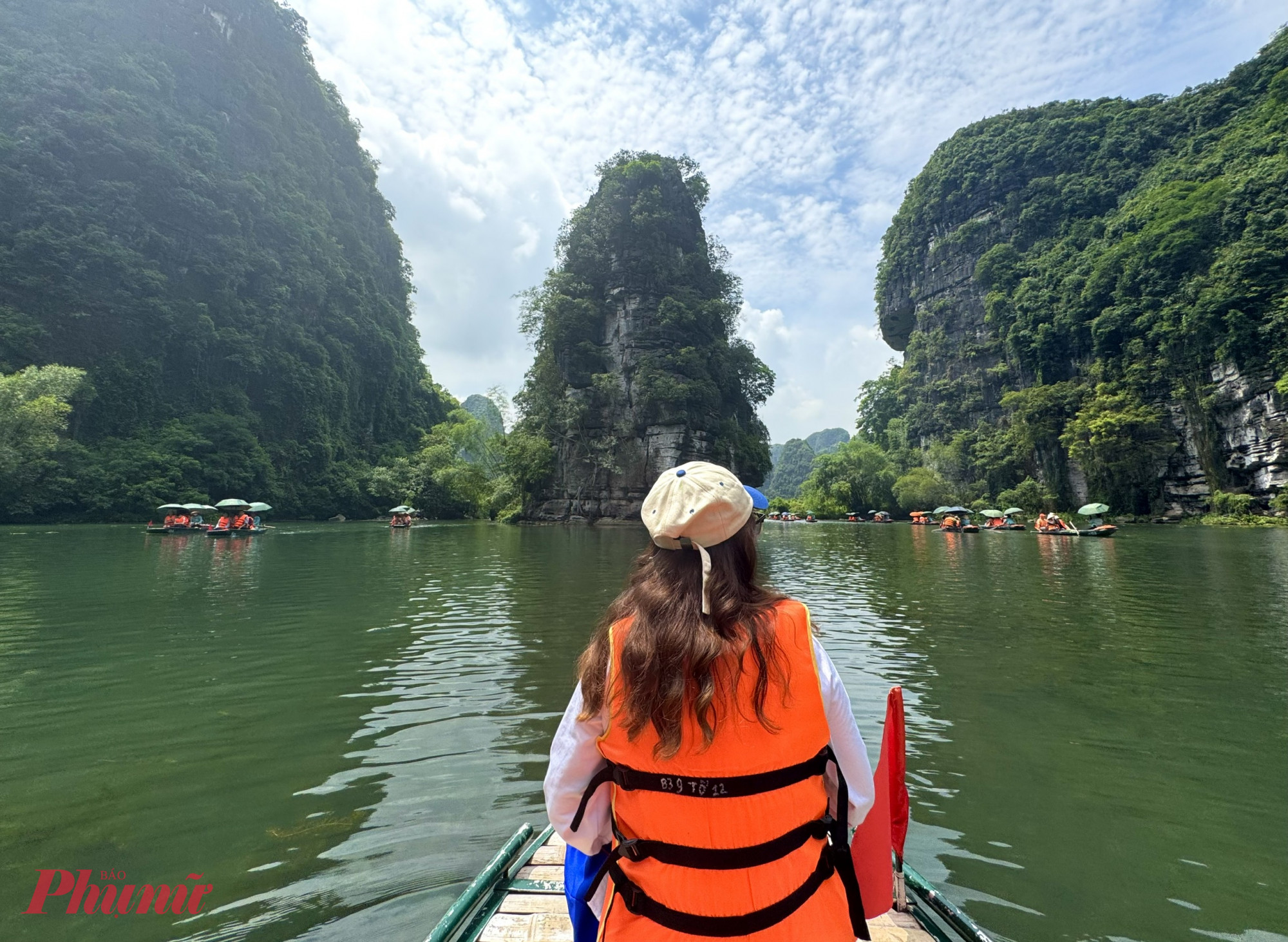 Để bắt đầu một ngày mới tại Ninh Bình, không có gì tuyệt vời hơn việc khám phá di sản Tràng An (thành phố Hoa Lư, Ninh Bình), 