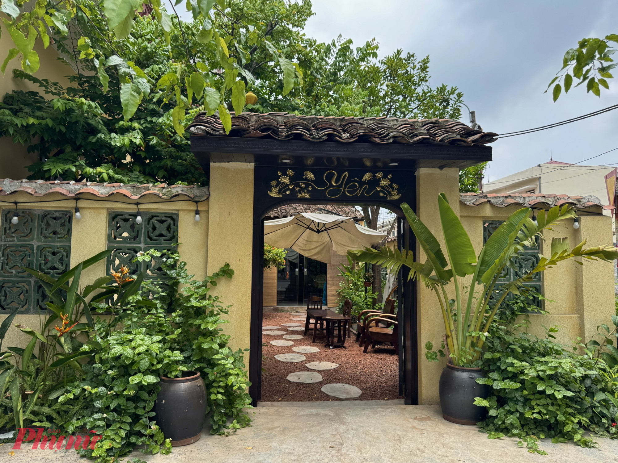 Sau khi dành cả buổi sáng để khám phá di sản Tràng An, ta sẽ quay về thành phố Hoa Lư để dùng bữa trưa tại quán cơm Yên (nằm cách phố cổ Hoa Lư khoảng 2km men theo đường Trần Hưng Đạo)