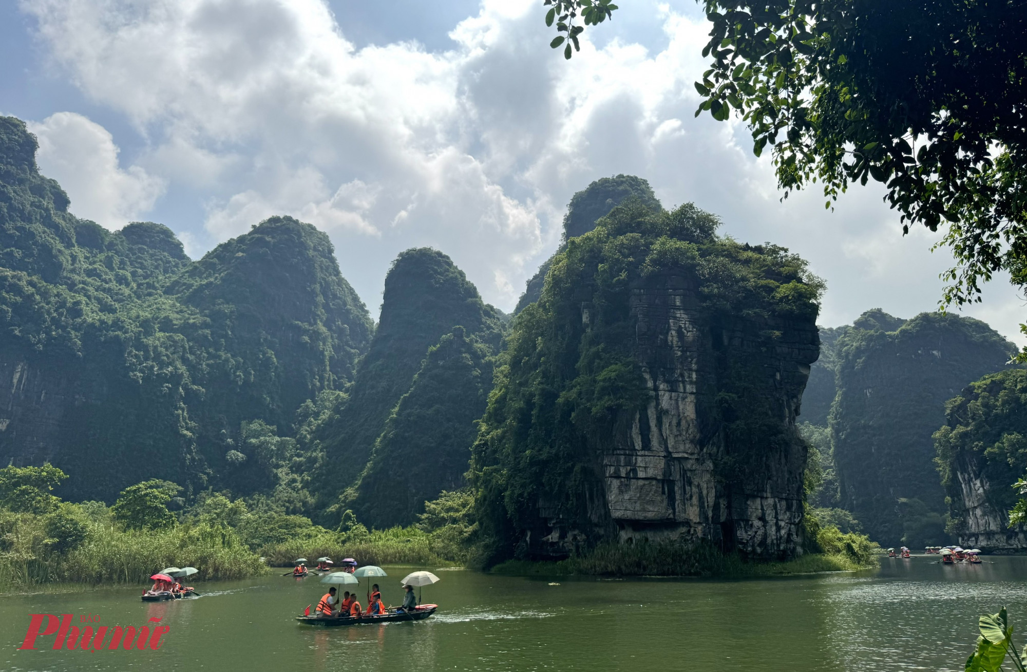 Tràng An được ví như “Hạ Long trên cạn” với vẻ đẹp hùng vĩ và tráng lệ tạo bởi dãy núi đá vôi 250 triệu năm tuổi soi mình xuống dòng nước sông trong vắt. Sự hài hòa giữa sông nước và núi đá mang lại một phong cảnh hữu tình đầy sức quyến rũ. Ngoài ra, đây còn là nơi bảo tồn hệ sinh thái rừng ngập mặn quý giá. Nếu bạn là người yêu thích hoa thì nên du lịch Tràng An Ninh Bình vào tháng 7 đến tháng 9. Đây là mùa hoa sen, hoa súng bắt đầu bung nở tạo nên một cảnh sắc đẹp khó cưỡng. 