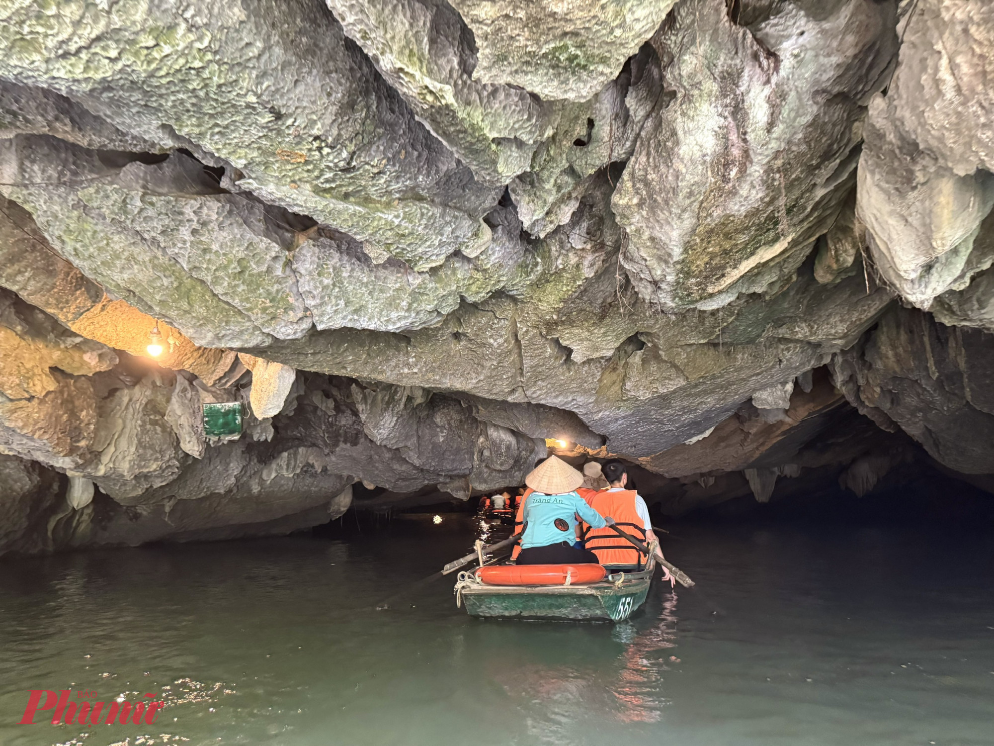 Trong hành trình khám phá Tràng An, bạn có thể chọn trải nghiệm 3 tuyến đường đi khác nhau. Tuyến 1 sẽ tập trung tham quan hang động, núi đá và tìm hiểu về những nét lịch sử của triều đại nhà Đinh. Thông qua những truyền thuyết về Hang Nấu Rượu, Đền Trình, Phủ Khống… Tuyến 2 là tuyến đò được nhiều bạn trẻ yêu thích bởi vì tuyến đường này có nhiều phong cảnh rất đẹp và thơ mộng nên rất thích hợp để quay phim, chụp ảnh đặc biệt là khu vực Thủy Đình. Còn tuyến 3 sẽ bạn sẽ đi qua hang động nhũ dài nhất Tràng An với độ dài lên đến 1000m. Thêm vào đó, di tích đền Suối Tiên sẽ đưa bạn về với cội nguồn của Tràng An.