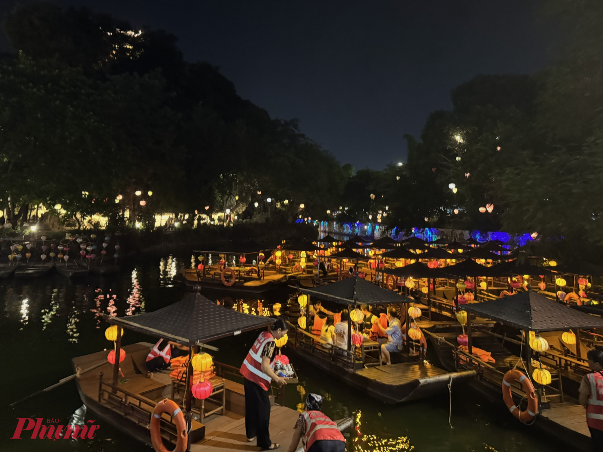 Một gợi ý nho nhỏ rằng bạn nên đến phố cổ vào dịp cuối tuần bởi đây là thời điểm thích hợp để trải nghiệm đi 