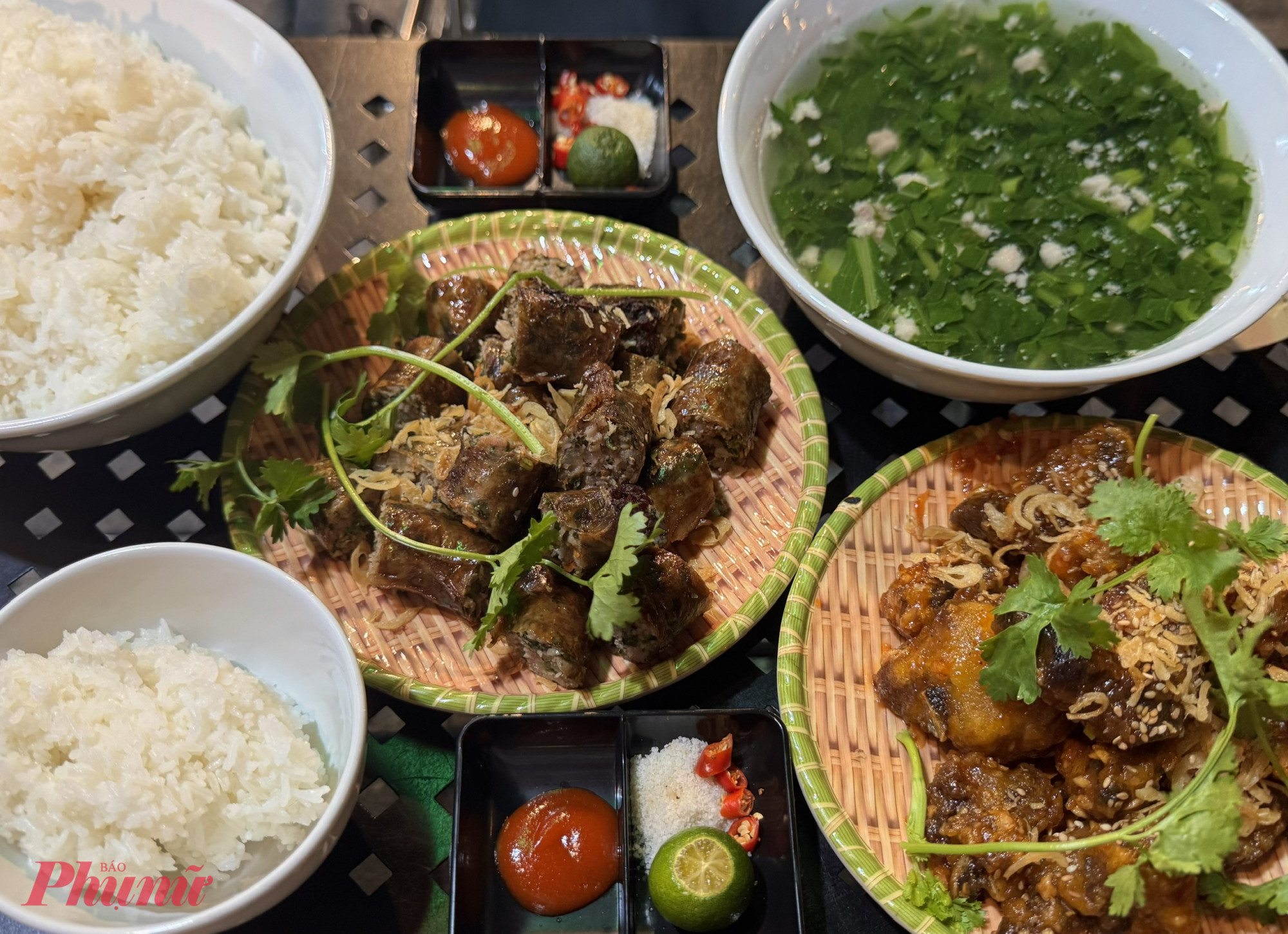 Một trong những món ăn nổi tiếng tại phố cổ chính là món heo say xỉn, được chế biến từ thịt heo thuongong những món ăn nổi tiếng tại phố cổ chính là món heo say xỉn, được chế biến từ thịt heo được đảm bảo về chế độ dinh dưỡng và chế độ chăm sóc.