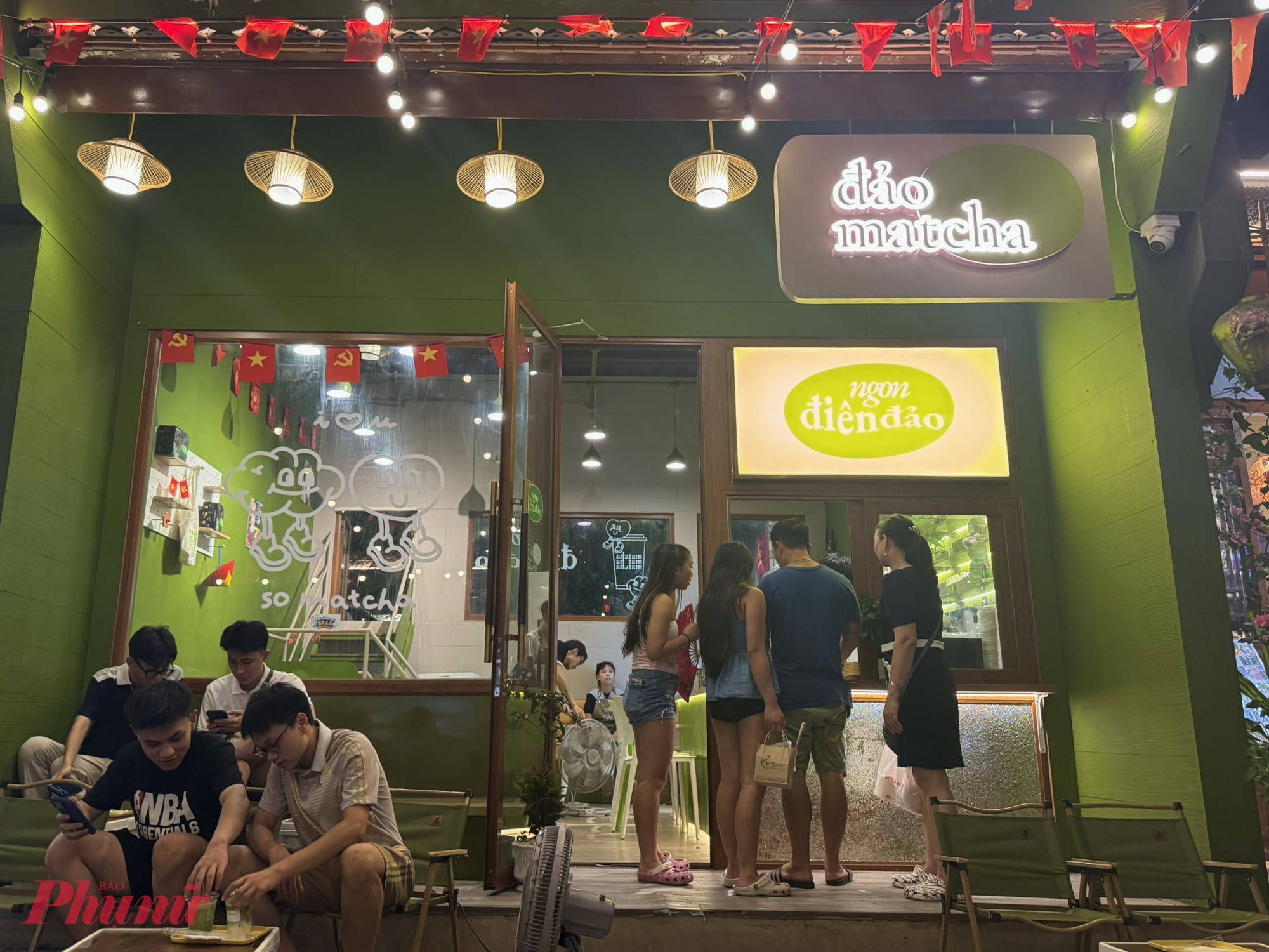 Sau khi đã khám phá những món ăn hấp dẫn tại đây, bạn có thể lựa chọn những quán nước, quán cà phê ven sông để ngồi nghỉ chân.