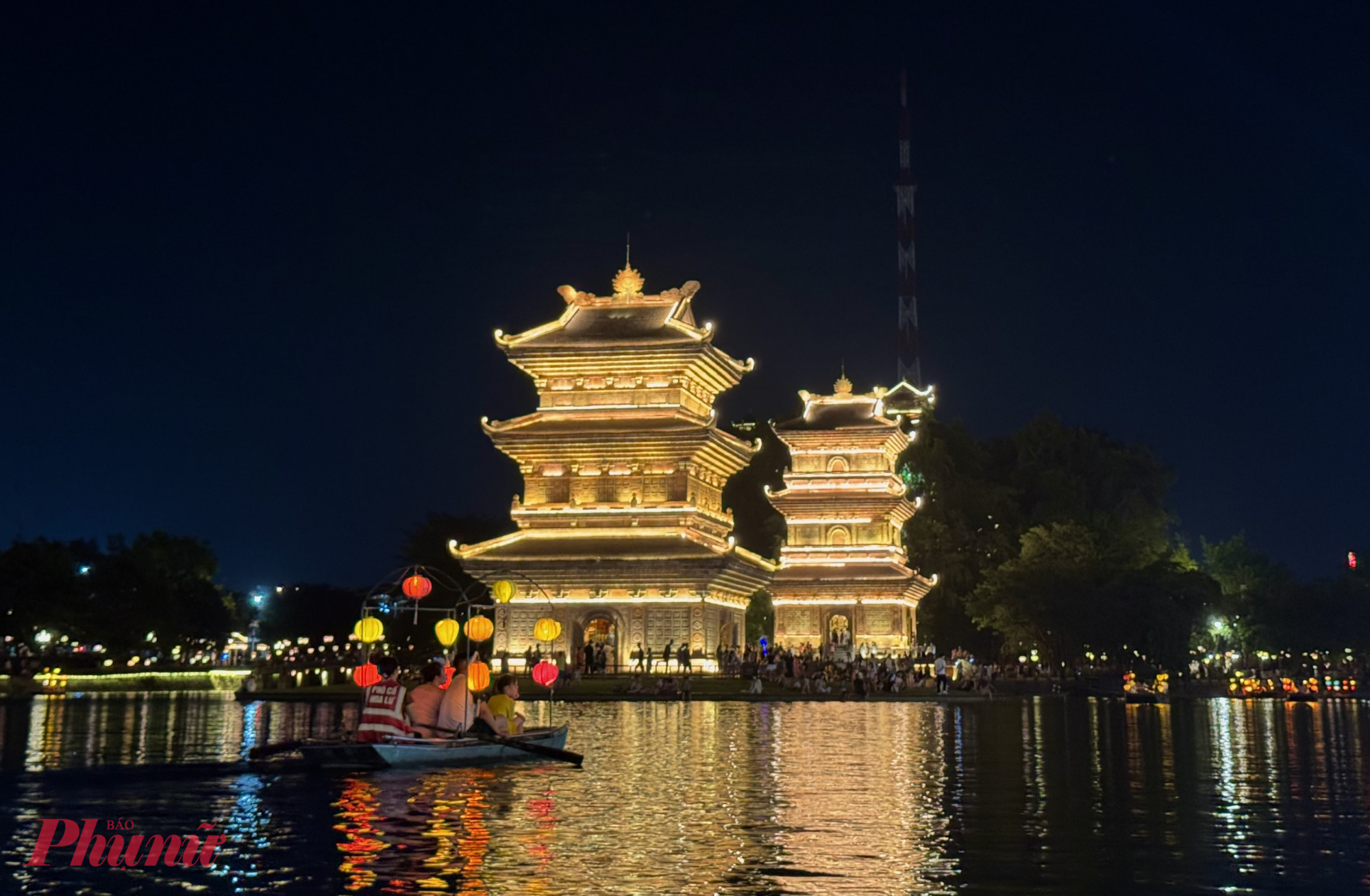 Nếu đã có dịp đến Ninh Bình thì bạn phải một lần ghé qua phố cổ Hoa Lư (thành phố Hoa Lư, Ninh Bình). Lấy cảm hứng từ văn hóa Đại Việt thời thế kỷ thứ 10, phố cổ này tái hiện sinh động nét đẹp về kiến trúc, đời sống văn hóa xã hội, cùng các phong tục tập quán đặc sắc của người Việt qua nhiều thế hệ. Phố cổ Hoa Lư Ninh Bình được chia thành hai khu chính: Khu trưng bày sản phẩm và khu ẩm thực, mỗi khu vực đều phản ánh những giá trị văn hóa và lịch sử, vừa về mặt vật chất lẫn tinh thần. 