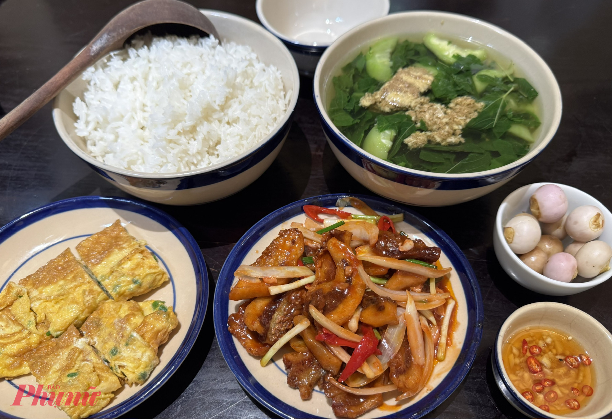 Tiệm cơm Yên có nhiều món ăn nhà làm rất hấp dẫn như gà, thịt heo,tóp mỡ... cùng với đó là các món canh giải nhiệt cho một ngài nắng nóng. Một bữa ăn gồm 3 món sẽ dao động ở khoảng 250.000 đồng. Ảnh Myngoc_Vo