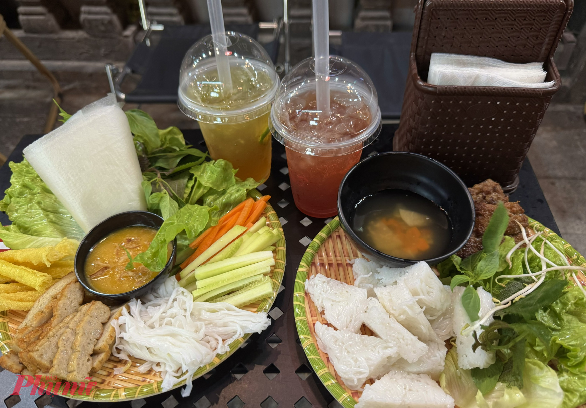 Dạo quanh con phố ẩm thực tại phố cổ còn có nhiều món ăn hấp dẫn mà bạn có thể thử, trong đó ném nướng và bún chả là một trong những lựa chọn hấp dẫn.