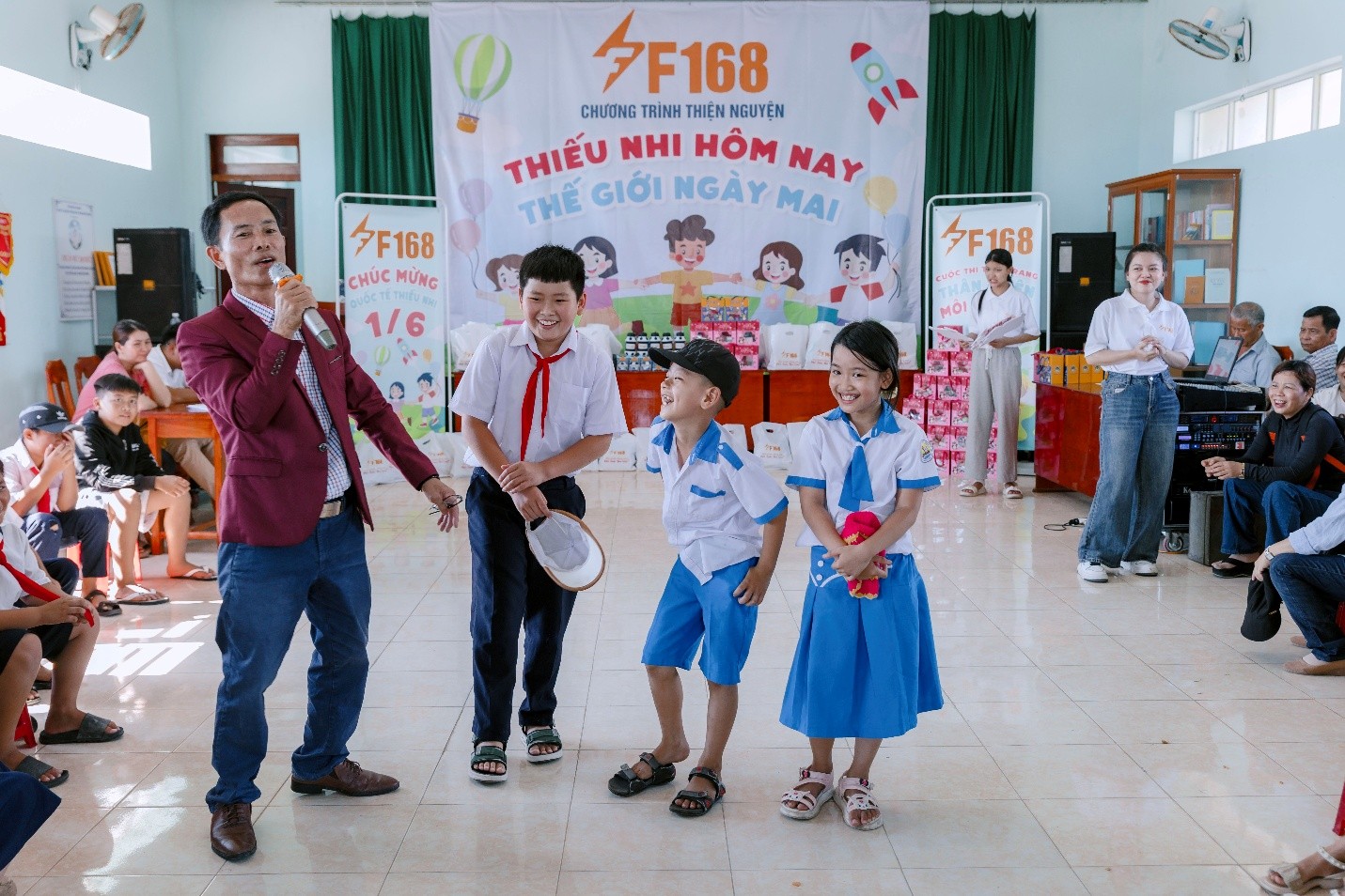 Người dẫn chương trình đưa ra các câu hỏi cho các em - Ảnh: F168
