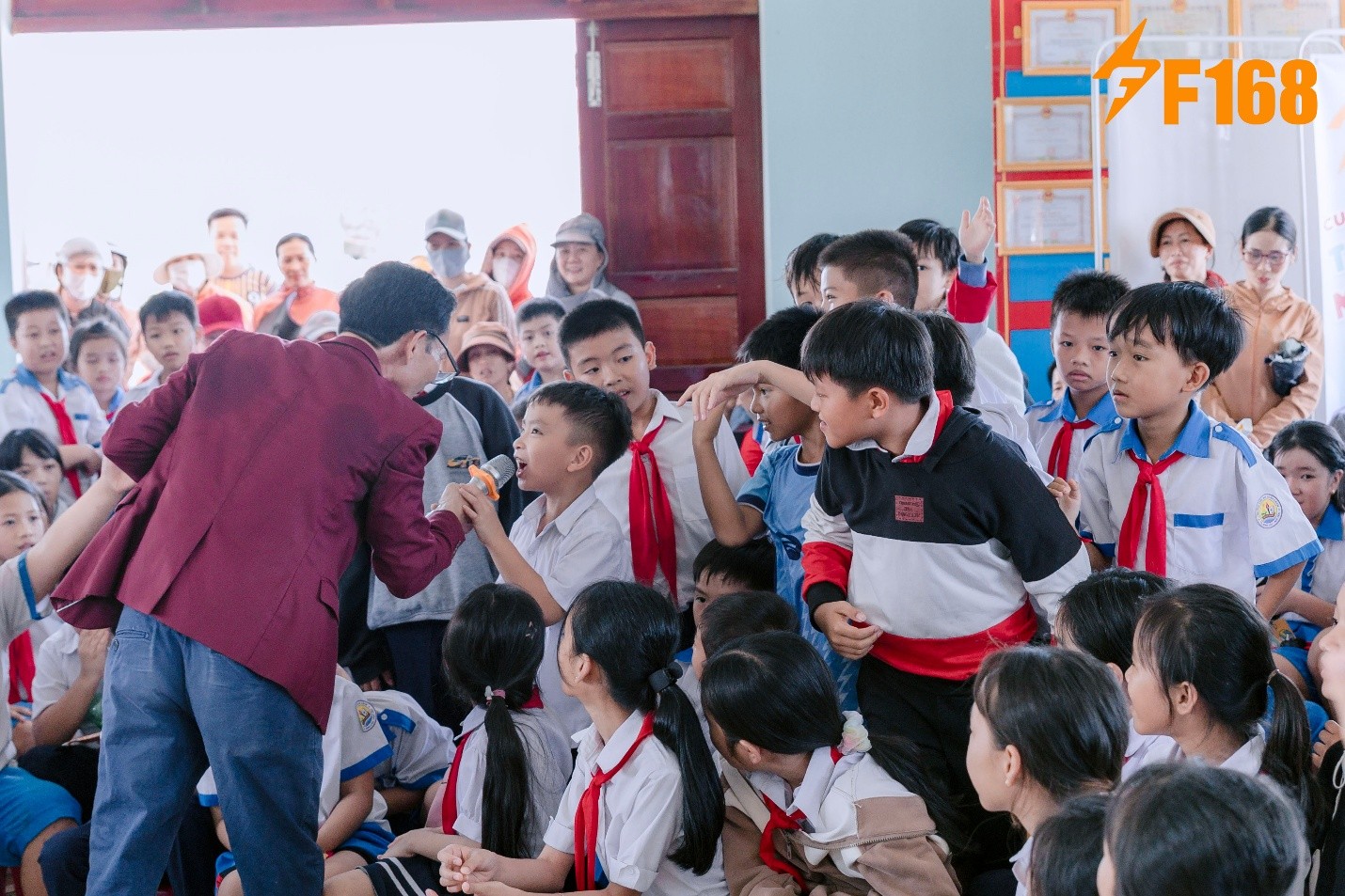 Người dẫn chương trình đưa ra các câu hỏi cho các em - Nguồn F168