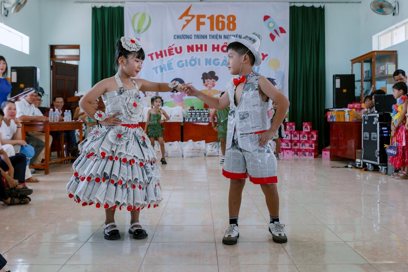 Hai em trình diễn trang phục tái chế, thể hiện phong cách và sự tự tin - Ảnh: F168