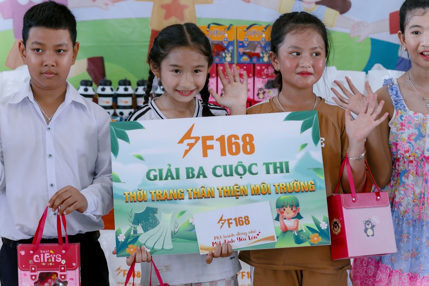 Các em lên nhận được giải thưởng của cuộc thi - Ảnh: F168