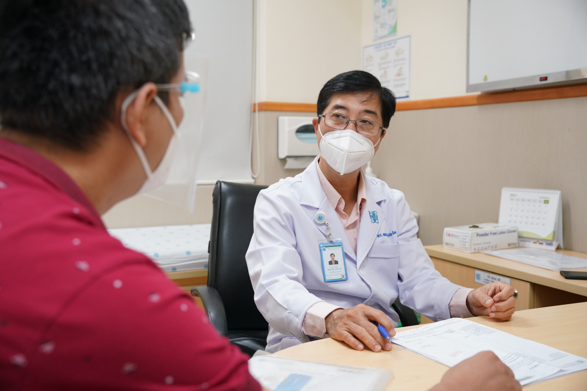 Bác sĩ khoa Thận - Niệu chức năng Bệnh viện Đại học Y dược TPHCM đang tư vấn cho trường hợp ung thư thận (ảnh: M. T.)