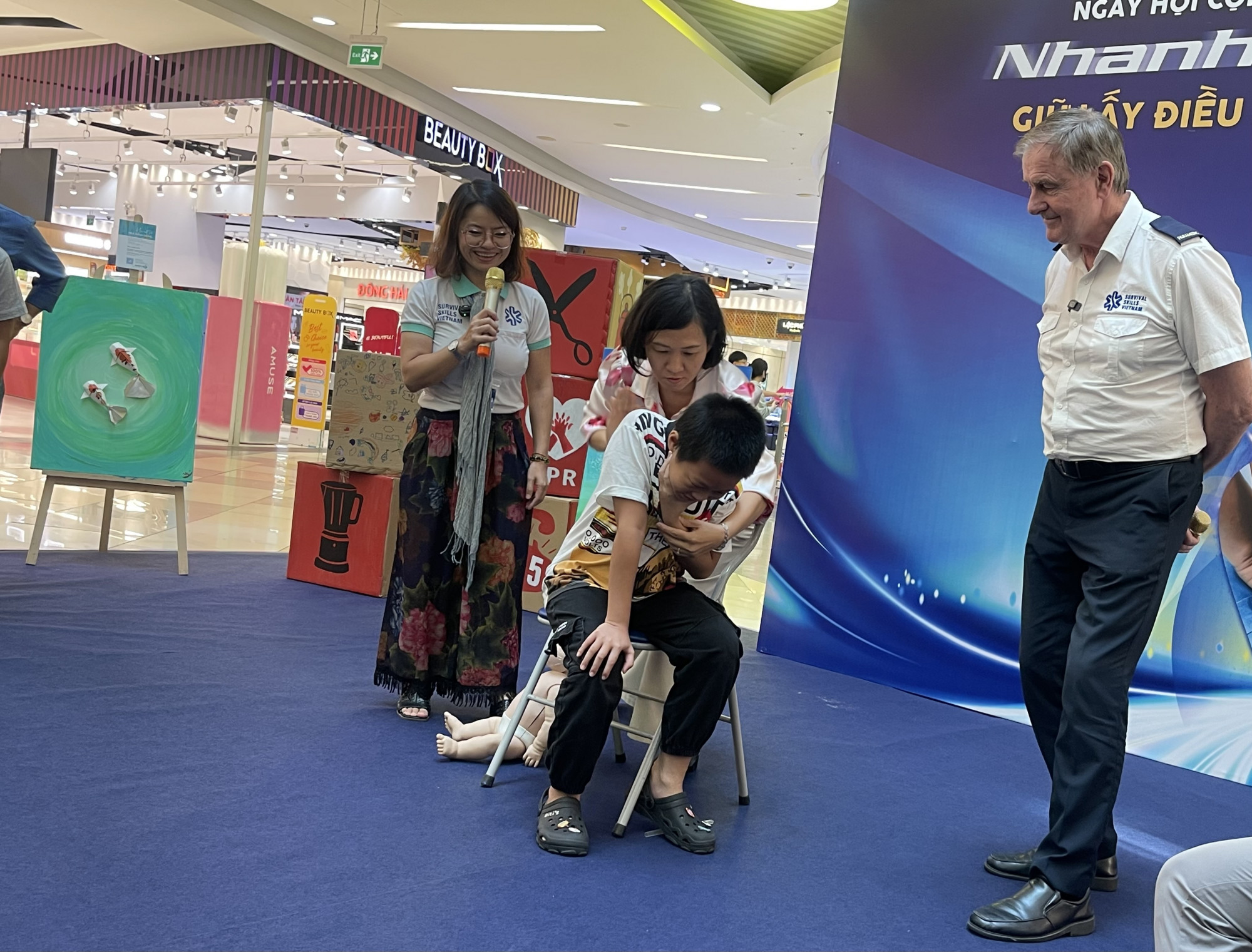 Người dân được hướng dẫn các động tác sơ cứu trong một số tình huống tai nạn giả định tại sự kiện Nhanh tay giữ lấy điều kỳ diệu (ảnh: Thanh Huyền)